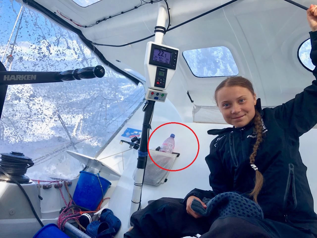 Greta Thunberg, la foto che la inchioda: l'ecologista beccata sulla barca a vela con la bottiglia di plastica