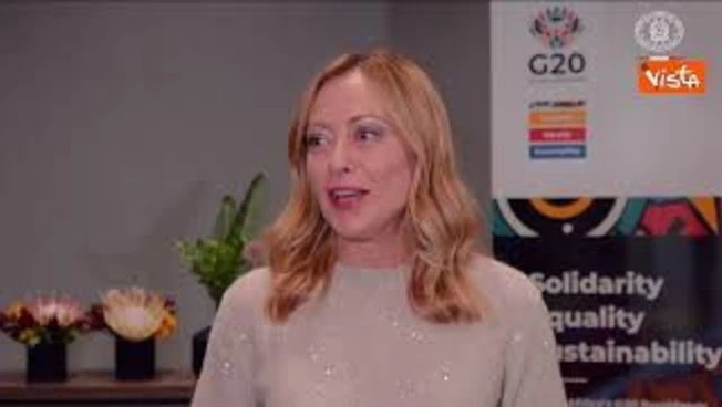Meloni a punto stampa a G20 scherza coi cronisti: Questo vale come conferenza o dovete stare seduti?