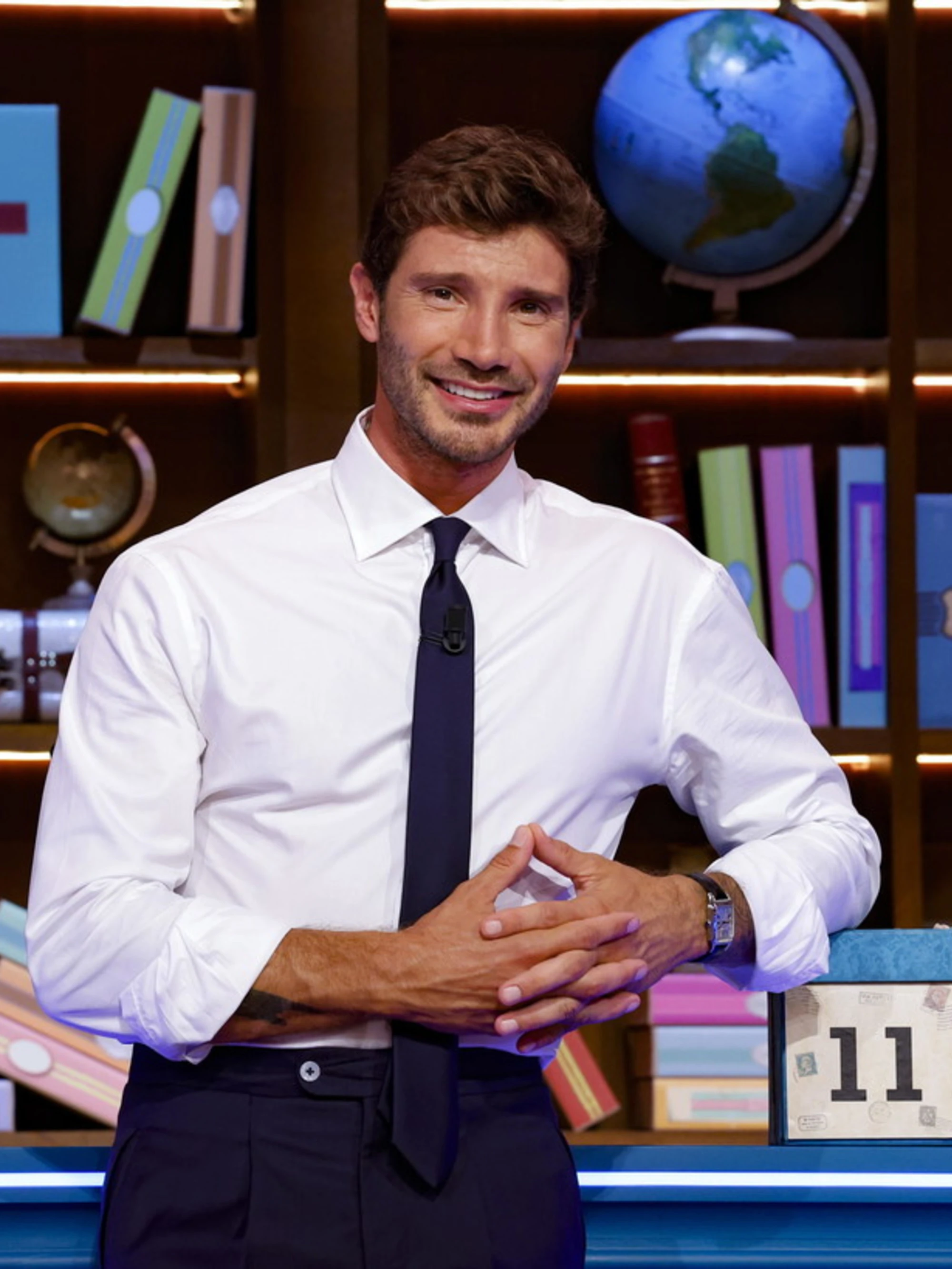 De Martino scippato: gli rubano l'orologio col trucco dello specchietto