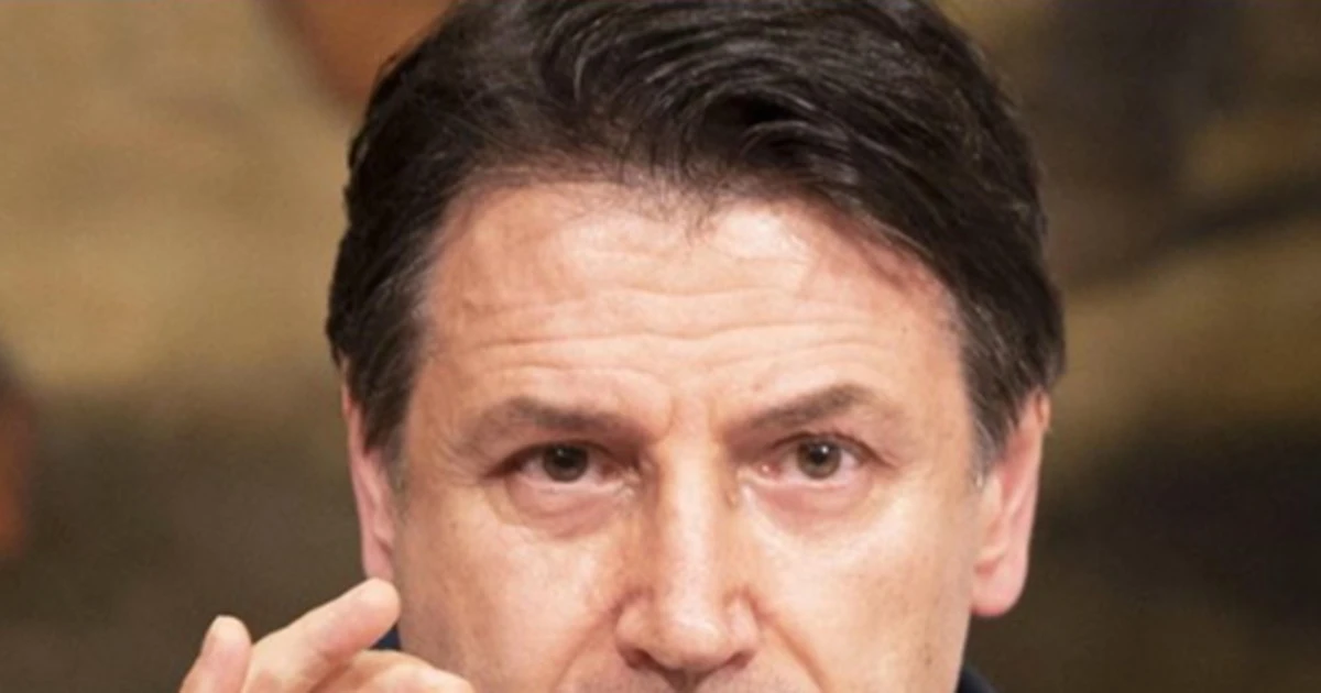 Striscia la Notizia, sfottò a Giuseppe Conte e all'ennesimo Dpcm: "Cosa tiene in mano"