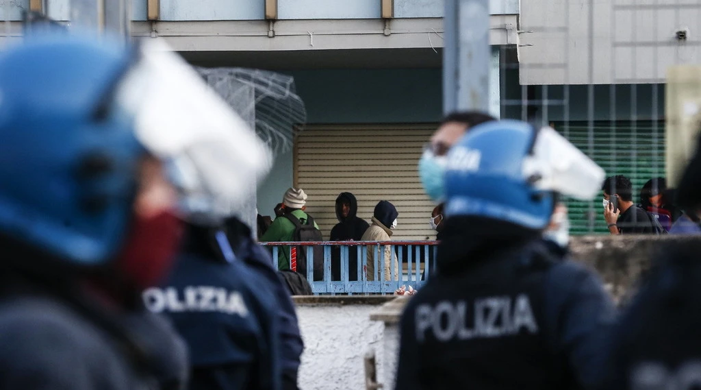 Immigrazione, schiaffo dei migranti positivi agli agenti: "Vaff***, io vado dove caz** voglio"