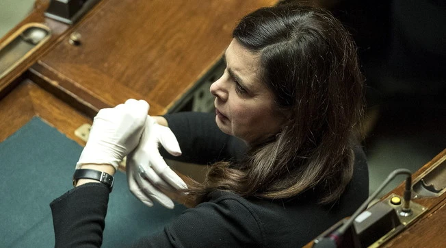 Laura Boldrini, "donna ridarella santa o putt***?". Le comiche: "Ecco i proverbi da bandire per sempre"