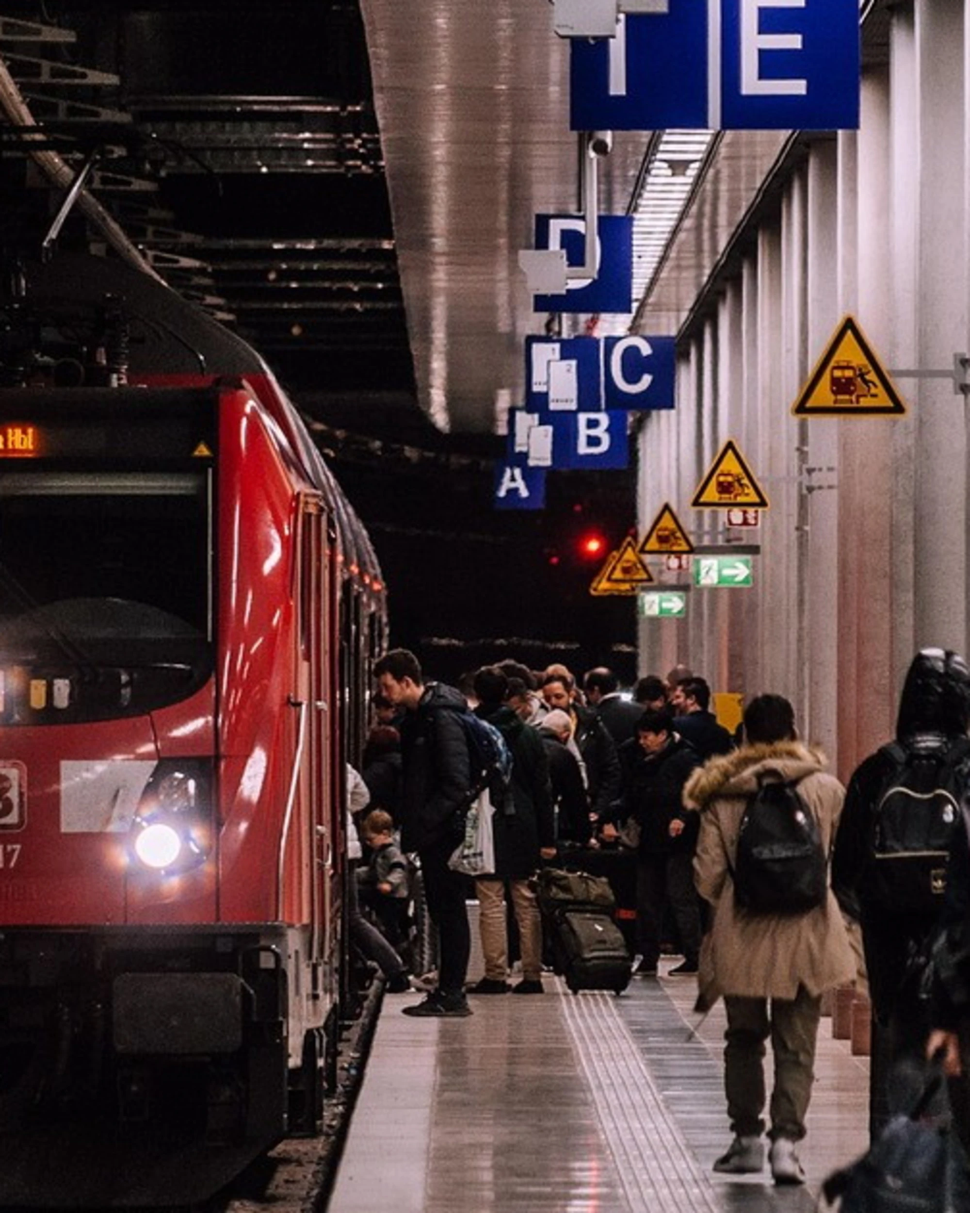 Lodi, segue un 18enne sul treno e lo accoltella alla testa: aggressione-choc