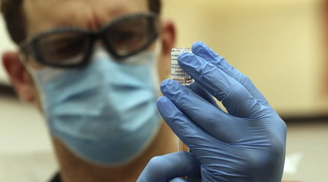 Vaccino, Pfizer registra più effetti collaterali di AstraZeneca: "535 casi avversi ogni 100mila". Il rapporto
