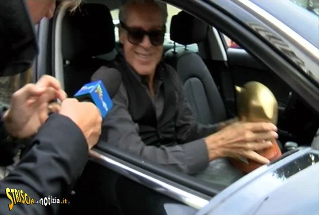Claudio Baglioni, ecco quanto guadagna. E Striscia la Notizia gli consegna un tapiro preventivo