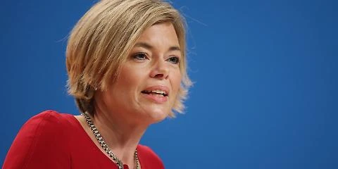 La mossa della donna che frega la Merkelecco il piano di Julia l'anti-culona