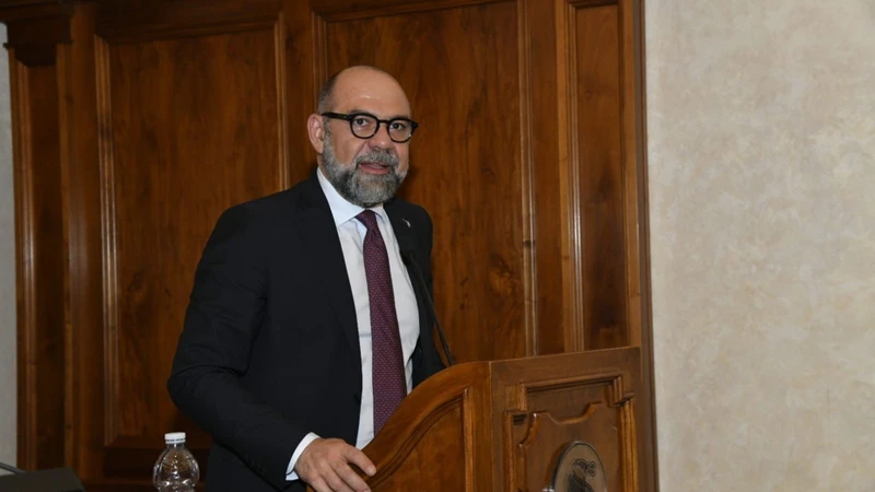 https://media.liberoquotidiano.it/ebgbX8VhaflILUN98ABs3BnJtHLSJmbHLctRJlGeO7k/width:800/quality:90/aW1hZ2VzLzIwMjUvMDkvMTcvMTQwMDAwMDUwLTRkNzZkYWJjLTkzMWEtNDk4Ni05ZTFiLWIxY2NjNDI3NzU3MS5qcGVn.webp