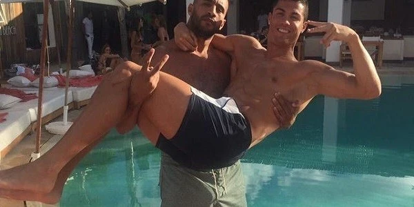L'indiscrezione dei tabloid inglesi: "Cristiano Ronaldo ha una relazione gay con un marocchino"