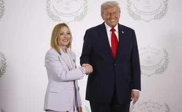 "Giorgia, un'amica. Aiuta sempre": Trump elogia Meloni? Il Pd perde la testa