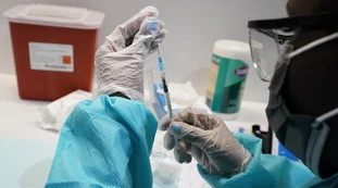 Variante Delta, un mese per raggiungere la soglia di sicurezza: "Altrimenti scatterà l'obbligo vaccinale"