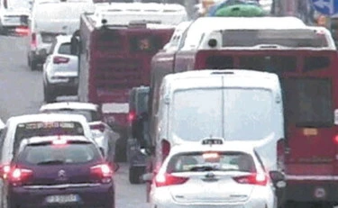 Il paradosso della Bologna Pd: le auto a 30 all'ora bloccano i mezzi pubblici