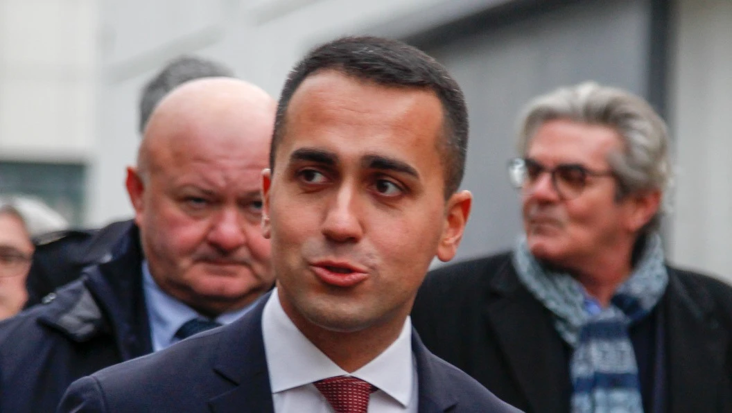 M5s, a Roma sì alla mozione contro il decreto Sicurezza: schiaffo a Salvini con il consenso di Di Maio
