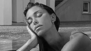Belen Rodriguez, weekend caldissimo sul lago di Como in compagnia molto intima. La foto in piscina: il bikini "sparito"