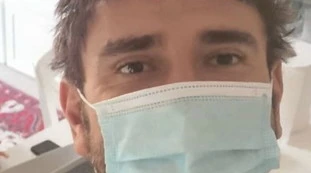 Alessandro Di Battista, vaccinato con tre dosi e positivo: la foto che scatena i complottisti