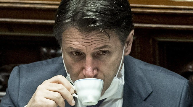 Giuseppe Conte nasconde nel decreto-Covid la proroga ai servizi segreti: un caso inquietante, insorgono opposizioni e Italia Viva