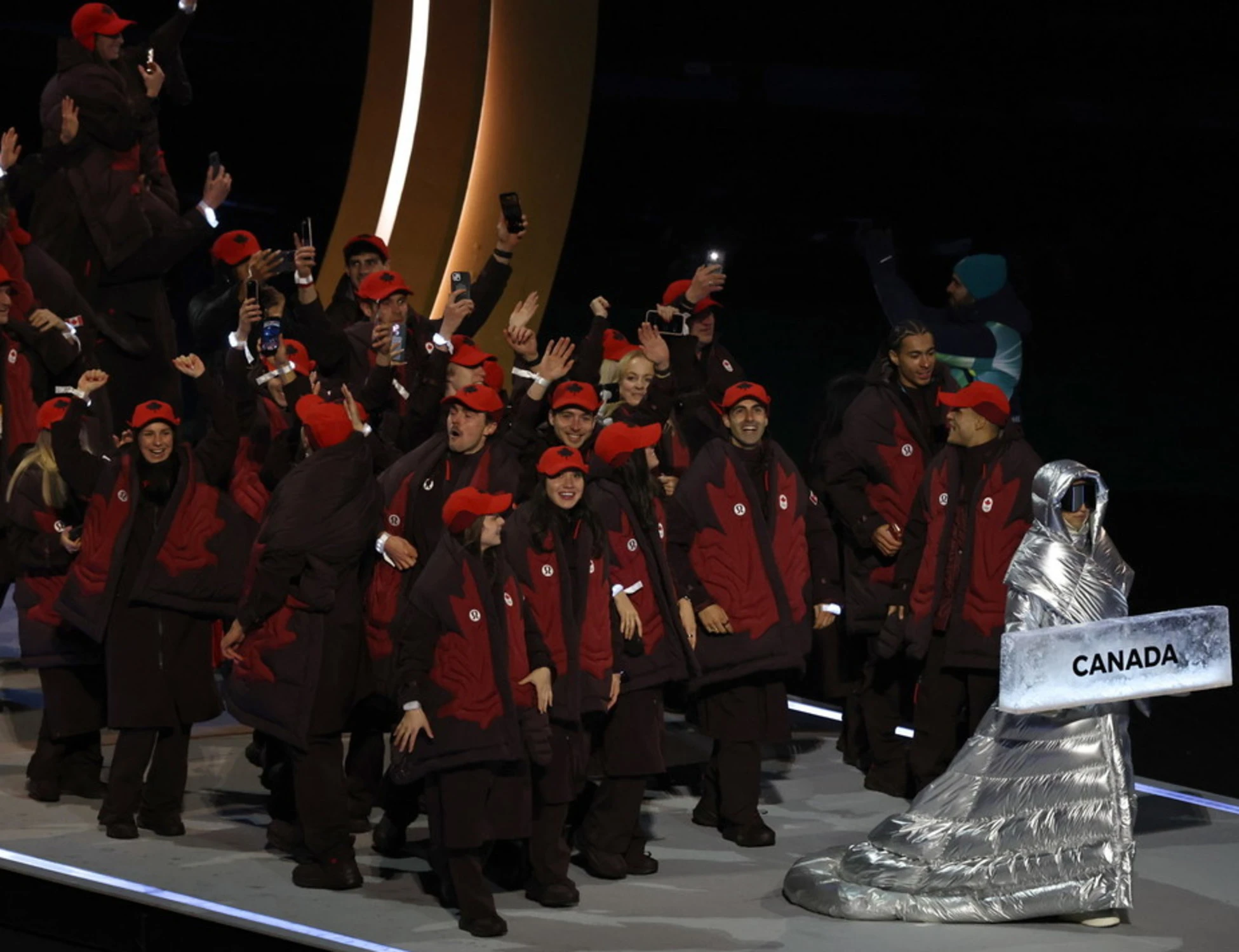 Milano-Cortina, ormone impazzito per i canadesi: "Tutti modelli, com'è possibile?"