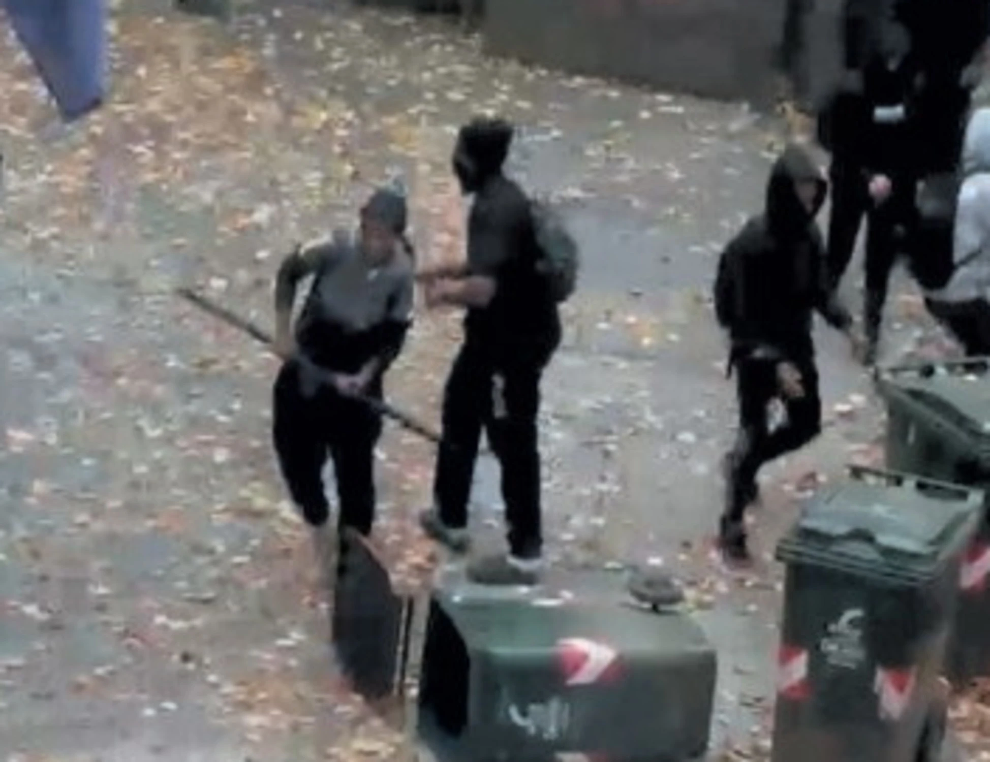 Torino, devastano le scuole: però la sinistra li difende