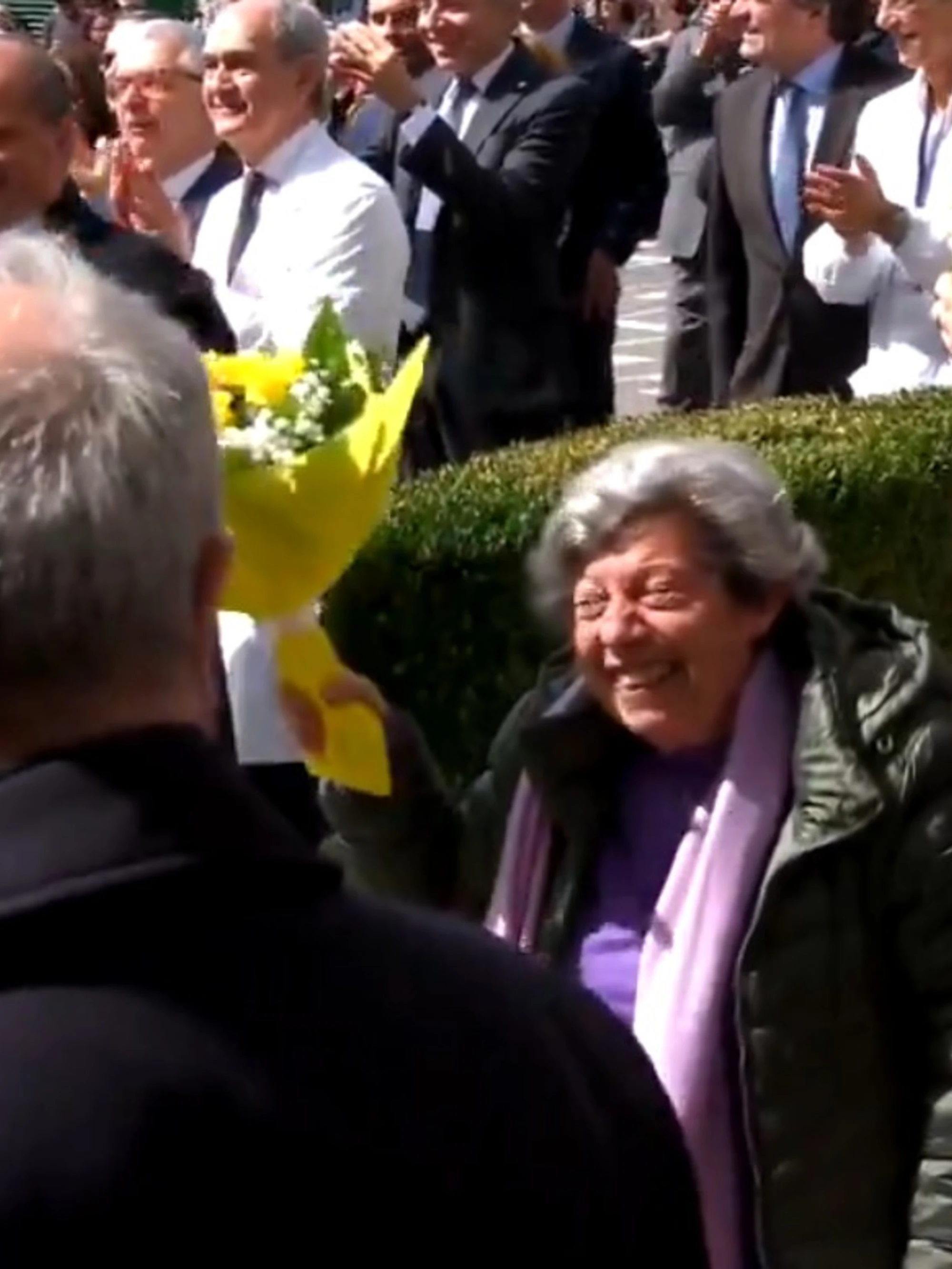 Papa Francesco "fatto rientrare precipitosamente in stanza" dopo il saluto alla signora