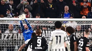 Juventus, Friburgo piegato ma esplode la bufera: &quot;Deve stare a casa&quot;
