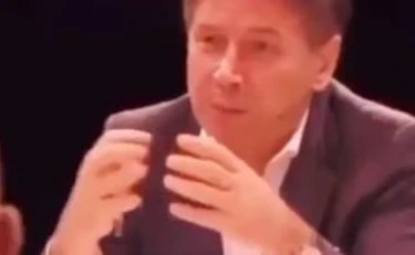 FdI sbertuccia Giuseppe Conte: "Un ricordo imbarazzante"
