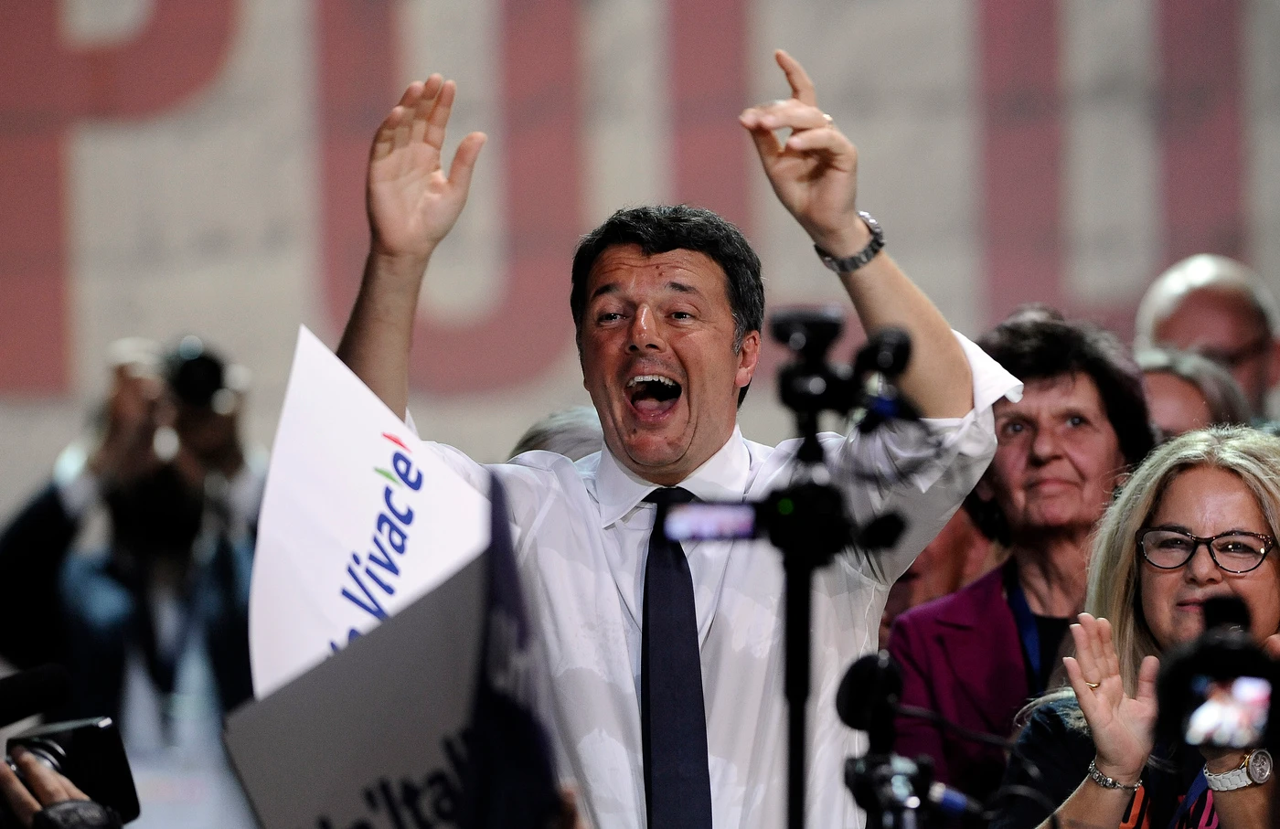 Silvio Berlusconi, altri cinque azzurri lasciano Fi per Matteo Renzi. L'indiscrezione di Minzolini