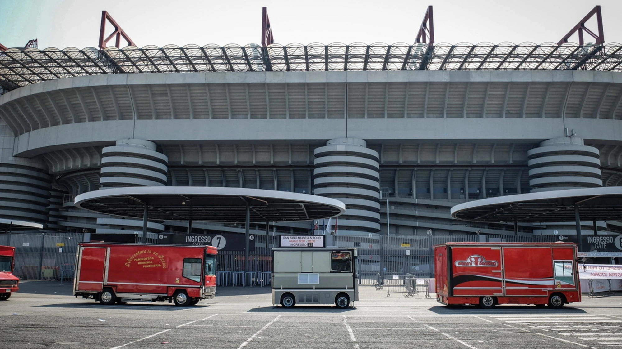 San Siro, lo stadio dei pochi diritti e molti sospetti