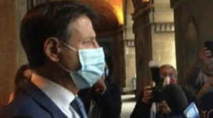 Giuseppe Conte, a Taranto dietro le telecamere nessun distanziamento: giornalisti a rischio Covid