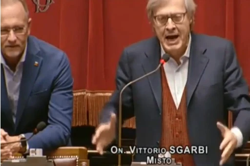 Vittorio Sgarbi furibondo col M5s al Senato: "Aguzzini, la vostra legge del c***"