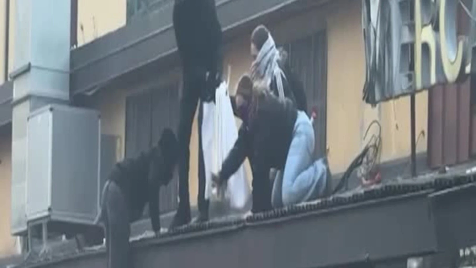 Milano-Cortina, corteo contro le Olimpiadi: fumogeni e botti sui binari