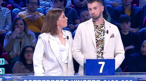Affari Tuoi, il disastro di Fabio e Agnese: "Mamma, papà, sorelle?", finisce malissimo