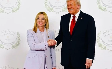 https://media.liberoquotidiano.it/ehoGcV2QXTg82J1iPO3iIulDMsLpD9bzBeLSvqh_PN8/width:800/quality:90/aW1hZ2VzLzIwMjUvMTAvMTUvMDYwMzExMDUwLTgzNjNkZTg4LWU2MDEtNDdjYS05ZDkwLTFiMmIxZmEyOGI2MS5qcGc.webp