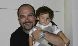 Dimenticò il figlio in auto. Ora è diventato di nuovo papà
