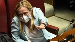 Giorgia Meloni e Conte a Domenica In dalla Venier: "Benvenuti in Corea del Nord"