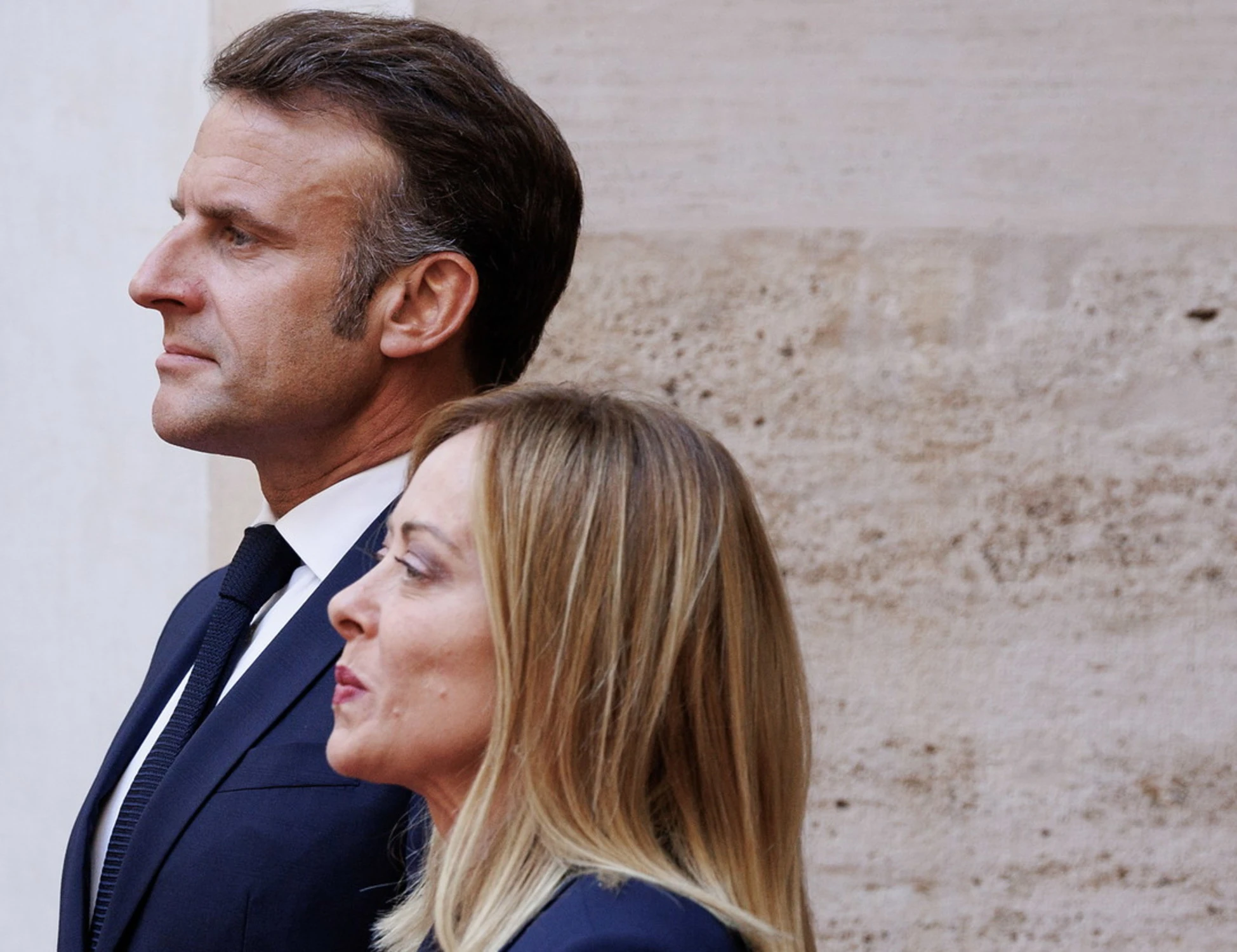 Giorgia Meloni, Le Figaro infierisce su Macron: "Grazie, che schiaffone che gli hai dato!"