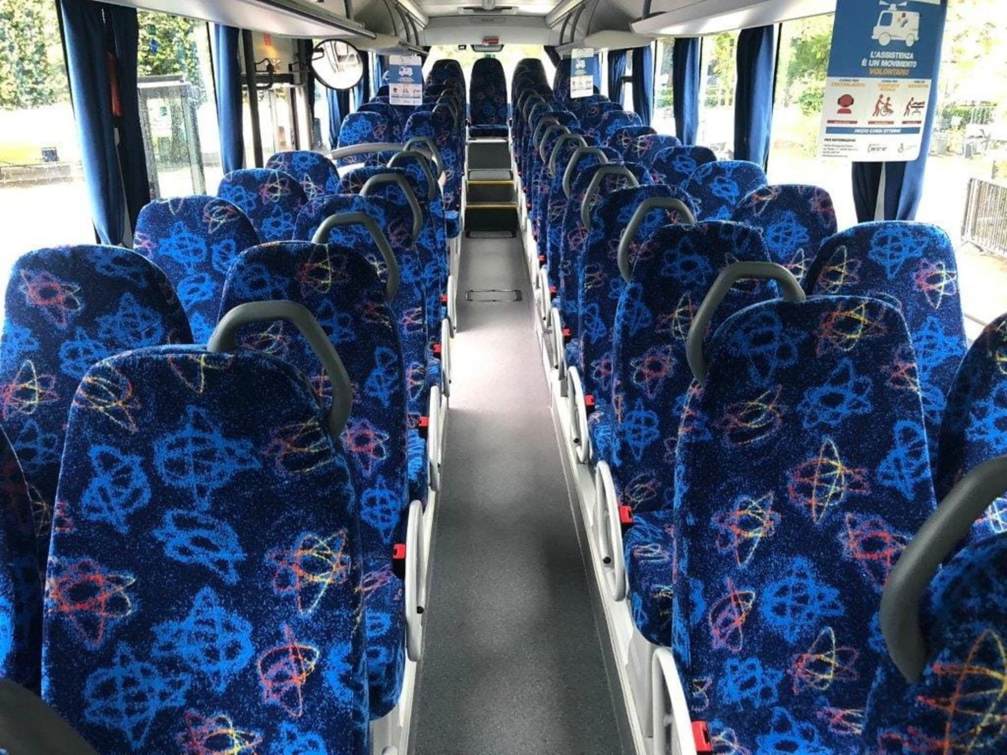 Veneto, acido sui sedili del bus: cosa rischia una ragazza, acquisiti i filmati