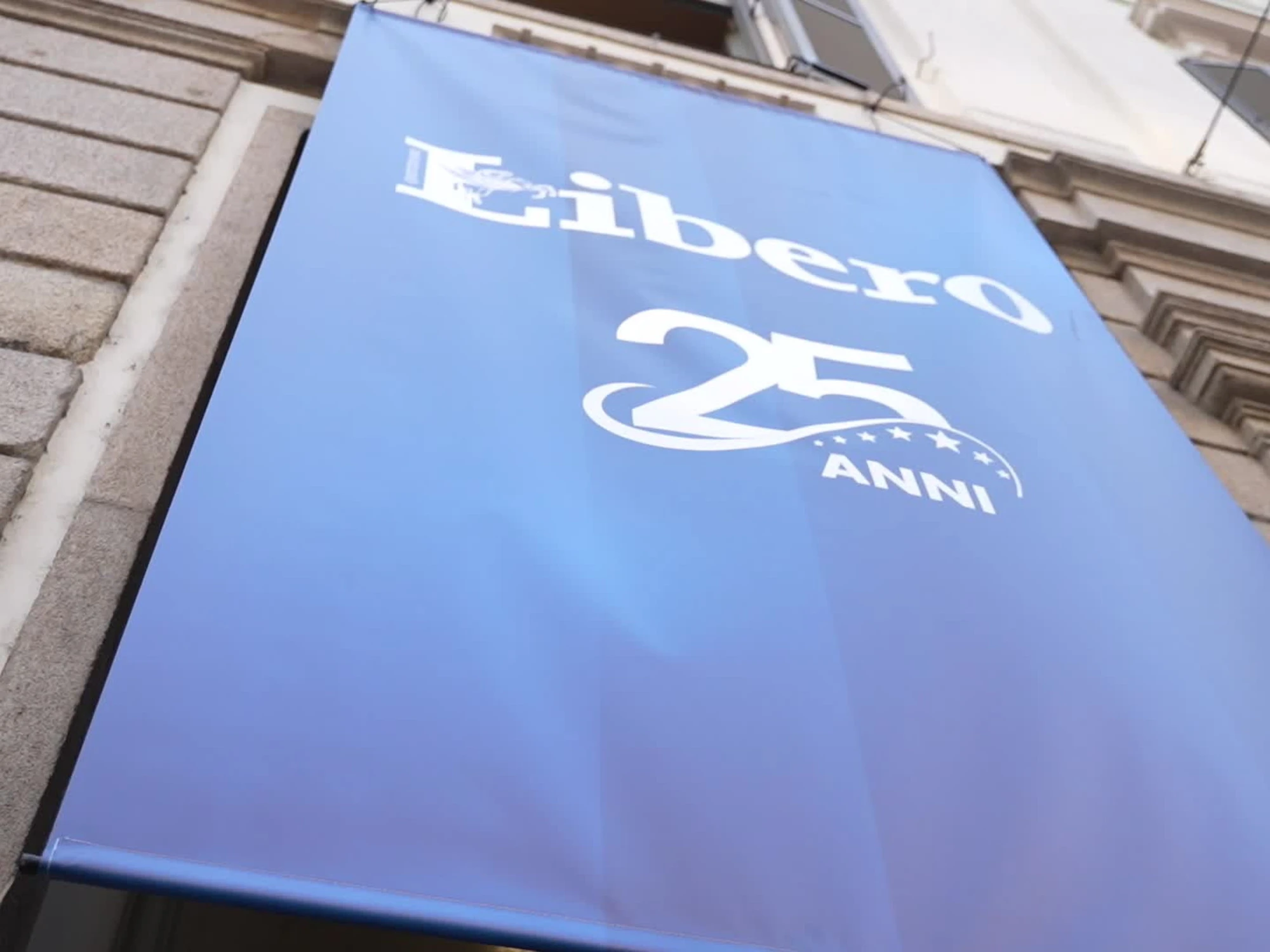Libero, ospiti vip, abbracci, e sorrisi: la festa per i 25 anni in 40 secondi