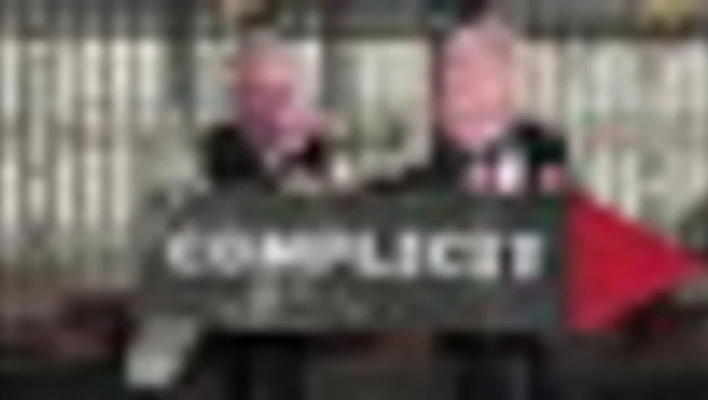 Protesta davanti a Buckingham Palace contro la visita del re da Trump