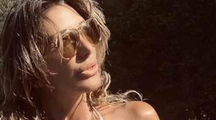Sabrina Salerno, dettaglio sconvolgente: "Ma quelle gambe...", incontenibile appoggiata al muro