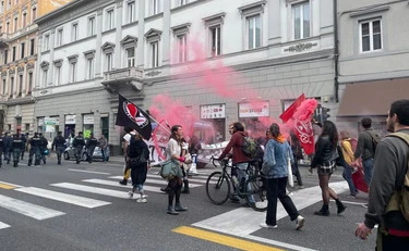 Trieste, bandiere titine al corteo del primo maggio