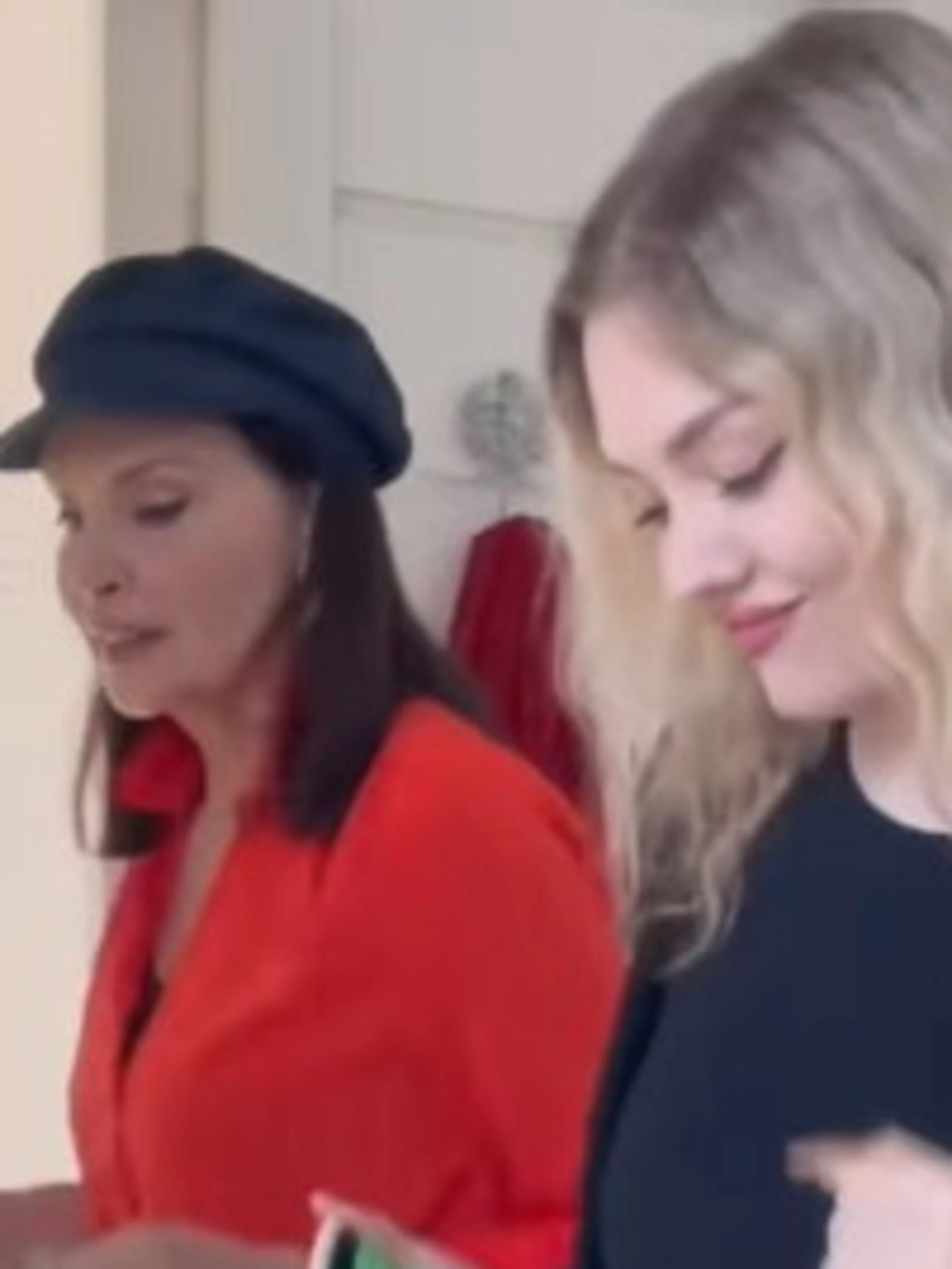 Casa a prima vista, il ballo sexy di Nadia Mayer con sua figlia