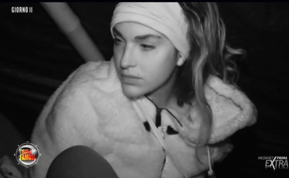 Isola dei famosi, puzza terrificante in capanna. Cecilia Capriotti: "Chi ha due morti al posto dei piedi?"
