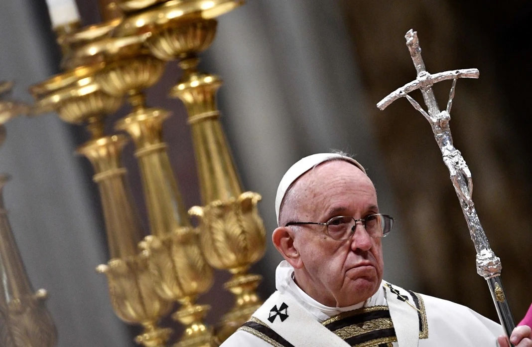 Vaticano, Papa Francesco: "Preti omosessuali piaga da estirpare"