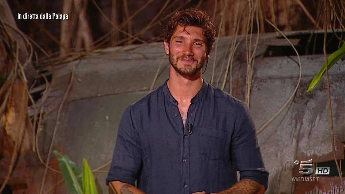 Isola dei famosi, Striscia la Notizia disintegra Stefano De Martino: come definiscono l'inviato di Alessia Marcuzzi