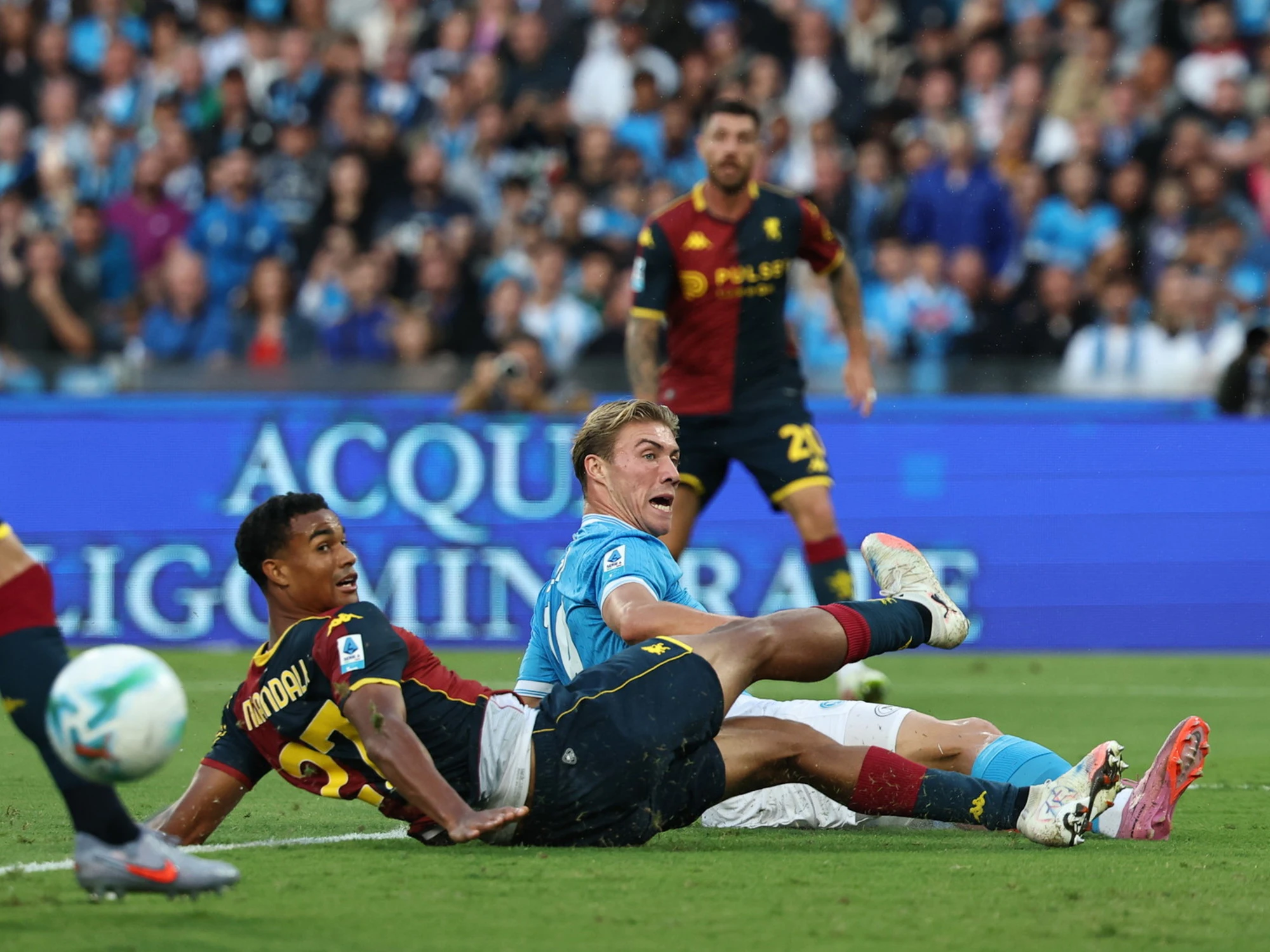 Serie A, il Napoli supera 2 a 1 in rimonta il Genoa e aggancia la Roma