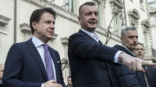 Giuseppe Conte e Rocco Casalino, il dietro le quinte della conferenza tv e la lite sulla tutela dell'immagine del "capo"