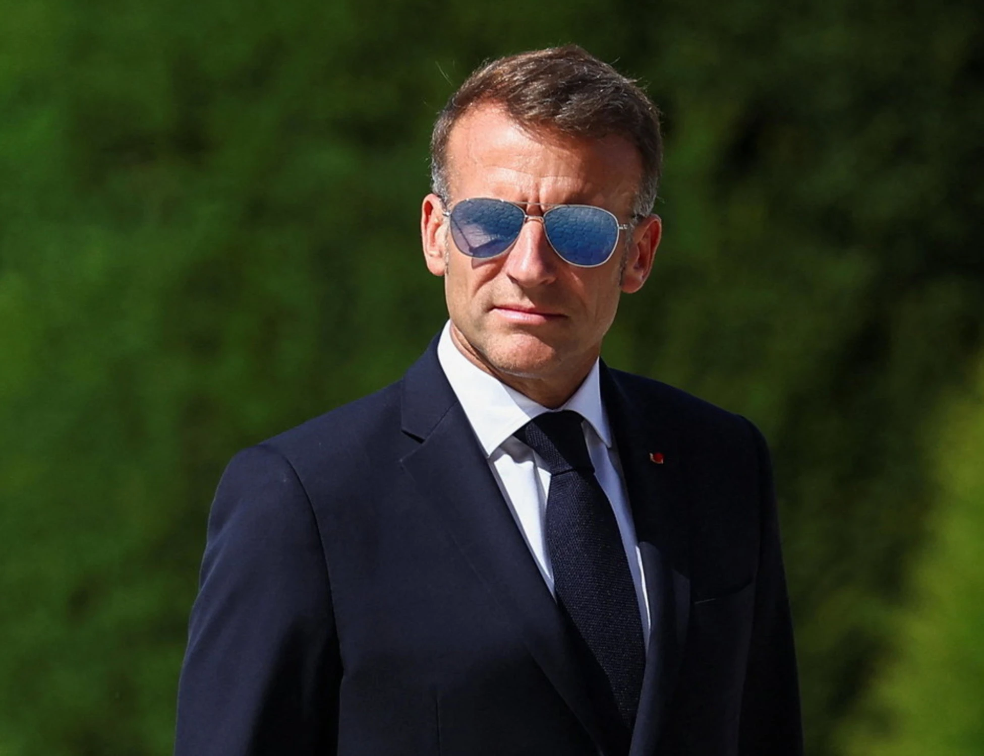 "Emmanuel Macron ha dei problemi", ma l'Eliseo non rivela quali: il mistero degli occhiali