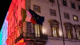 Giorgia Meloni, l'ultimo delirio di Calenda: "Sulla soglia si è cambiata il vestito"