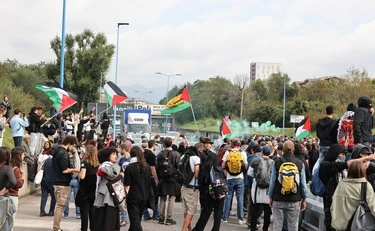 Sciopero generale, la diretta: transenne sui binari a Firenze. Tensione a Napoli. Insulti a Meloni