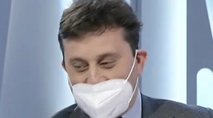 Tagadà, la pagliacciata di David Parenzo: "Battaglia contro Erdogan". Si presenta in studio così: sconcerto