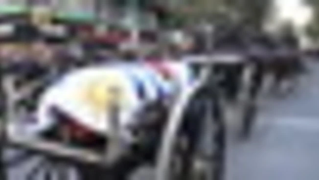 Applausi per corteo funebre di Pepe Mujica che attraversa Montevideo